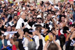 Premier bain de foule du nouveau pape