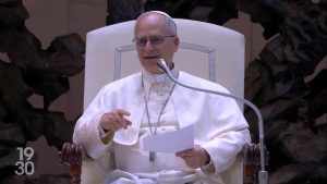 Le pape Leo XIV s'adresse aux journalistes dans la salle Paul-VI au Vatican, le 12 mai 2025 (Photo: Alberto PIZZOLI / AFP)