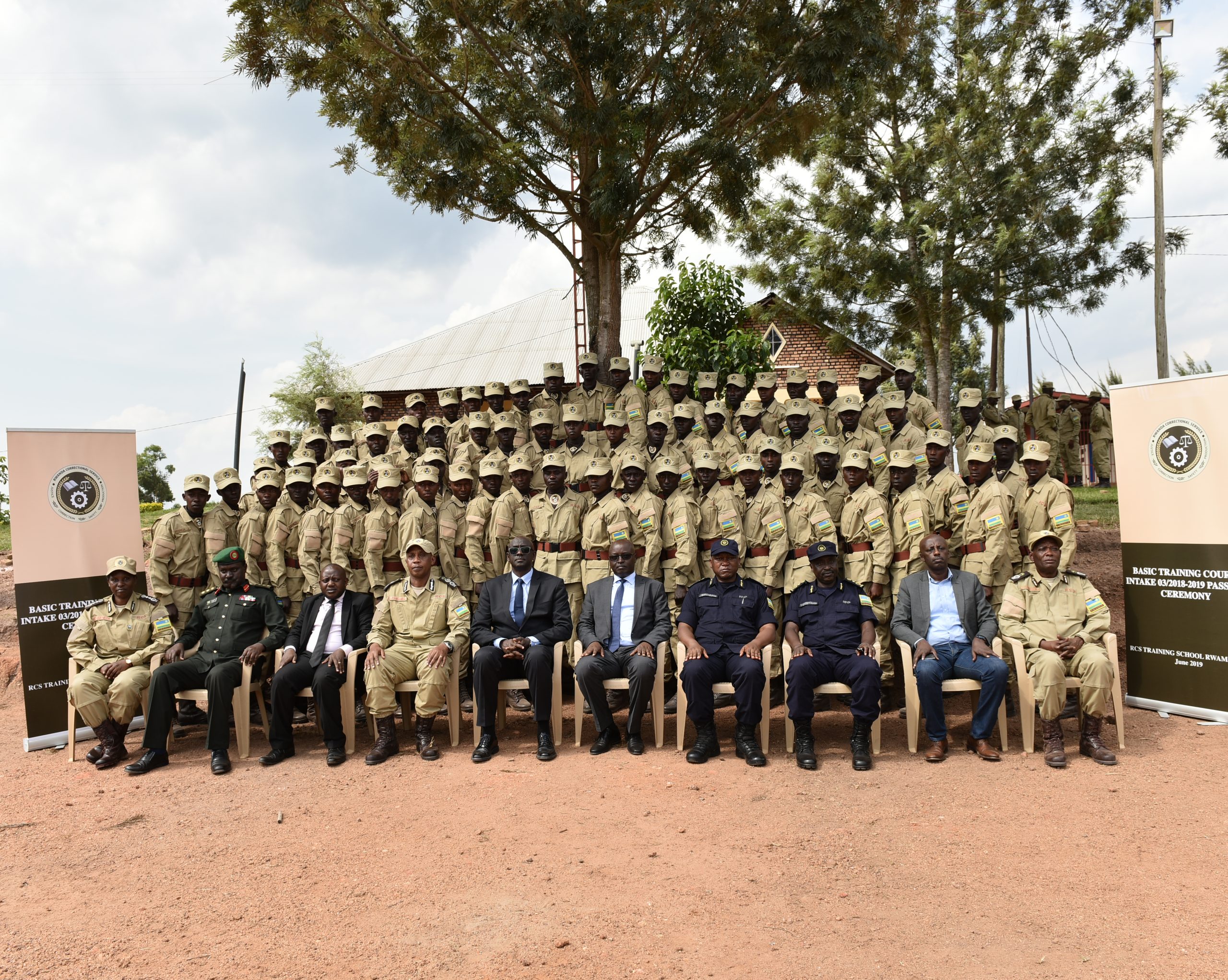 Le président Paul Kagame a promu 190 agents pénitentiaires et en a révoqué 219