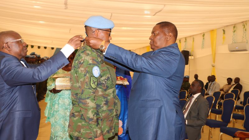 Le président centrafricain Touadéra décore les casques bleus rwandais du bataillon RWABATT‑13