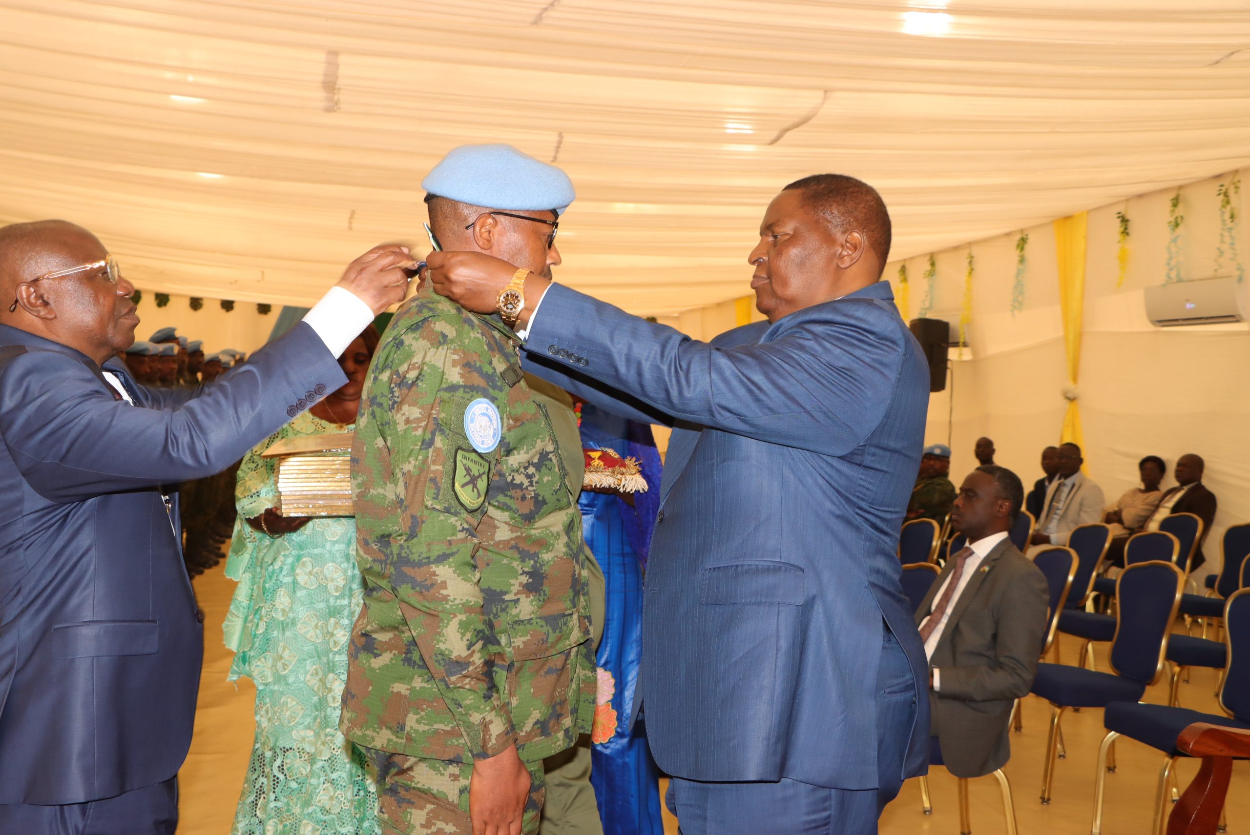 Le président centrafricain Touadéra décore les casques bleus rwandais du bataillon RWABATT‑13