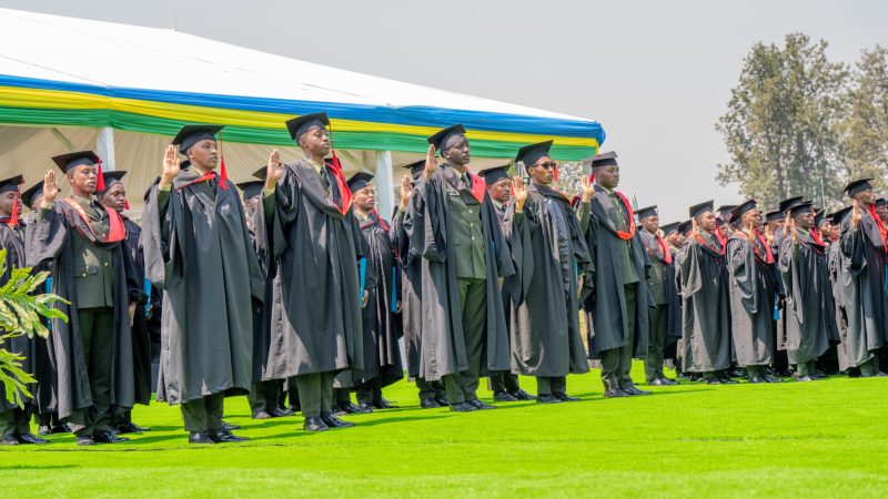 Collation de grade à Gako: 81 officiers des RDF reçoivent les diplômes de licence en médecine générale, sciences sociales et militaires