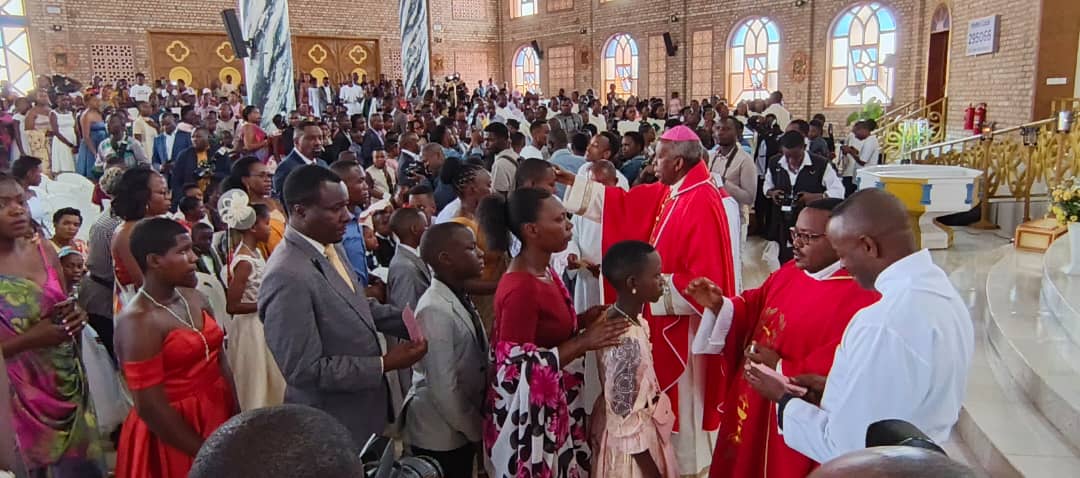 Vacances spirituelles: 291 enfants ont reçu le sacrement de confirmation dans la nouvelle Eglise Saint Stanislas à Ruyenzi