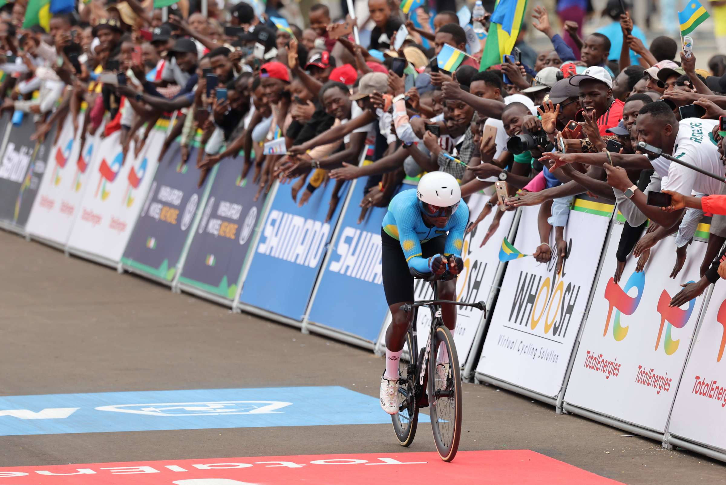Les fans rwandais en liesse: ambiance de fête autour du contre-la-montre U23 hommes à Kigali