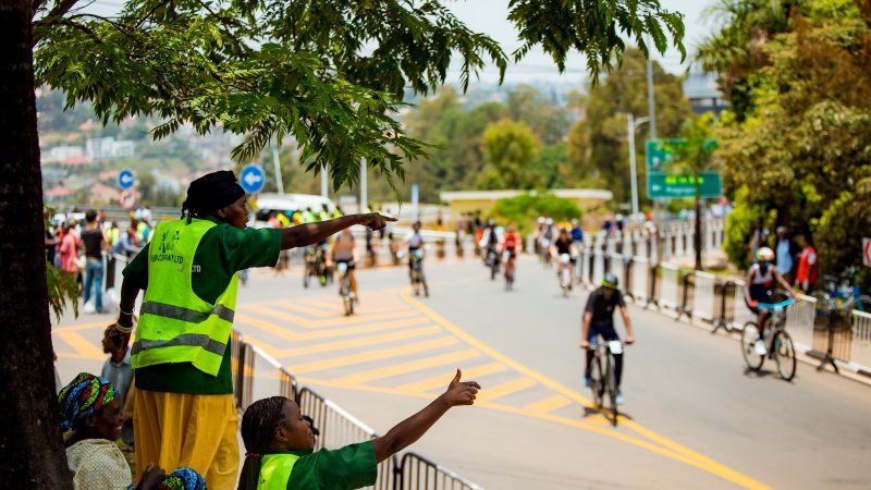 Des cyclistes amateurs participent à la Balade Sociale avant les Championnats du Monde