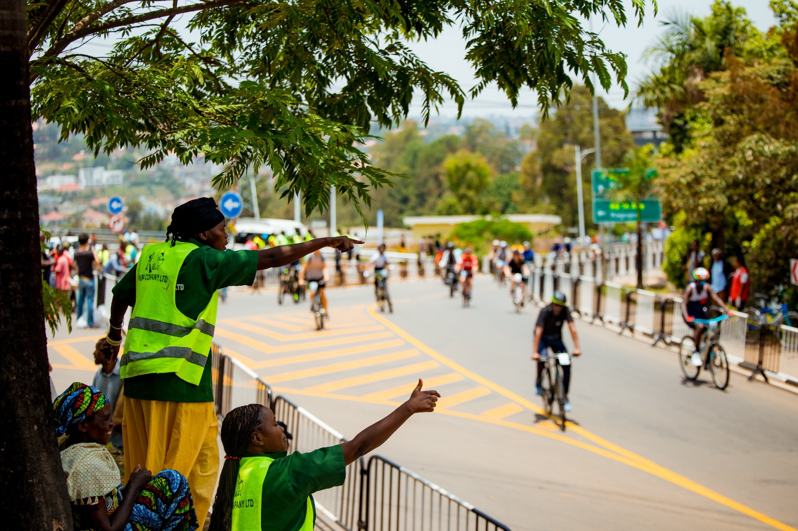 Des cyclistes amateurs participent à la Balade Sociale avant les Championnats du Monde