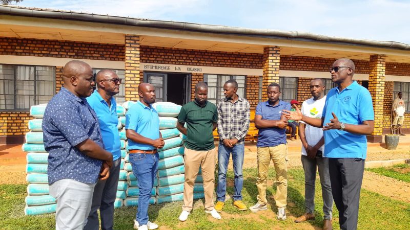 SOFAB remet 60 sacs de ciment pour aider les familles vulnérables du secteur de Kigabiro