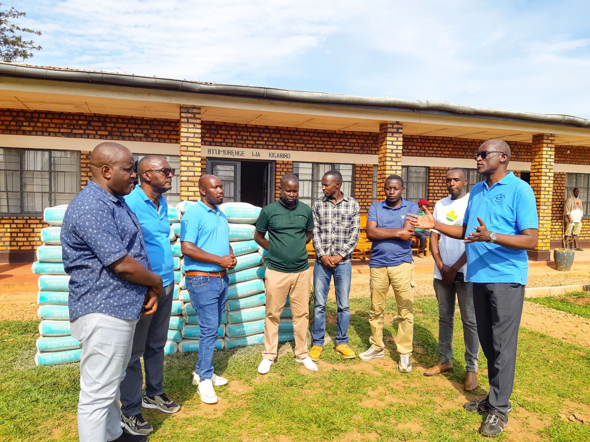 SOFAB remet 60 sacs de ciment pour aider les familles vulnérables du secteur de Kigabiro