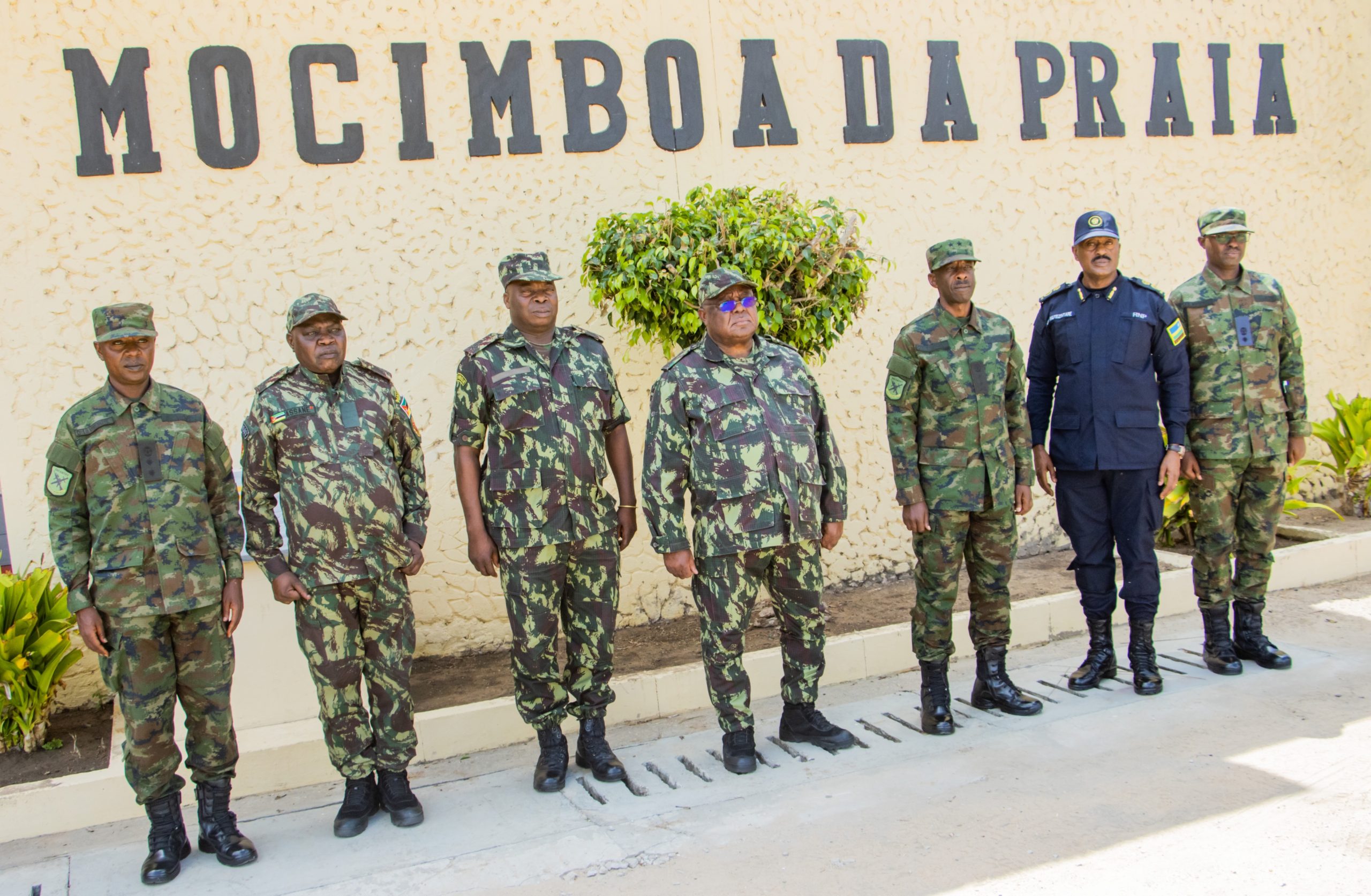 Mozambique: le chef d’état‑major visite les forces rwandaises à Mocímboa da Praia