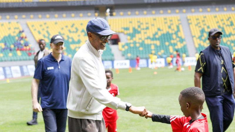 FIFA Football Festival: Paul Kagame et Gianni Infantino aux côtés de 220 jeunes au Stade Amahoro