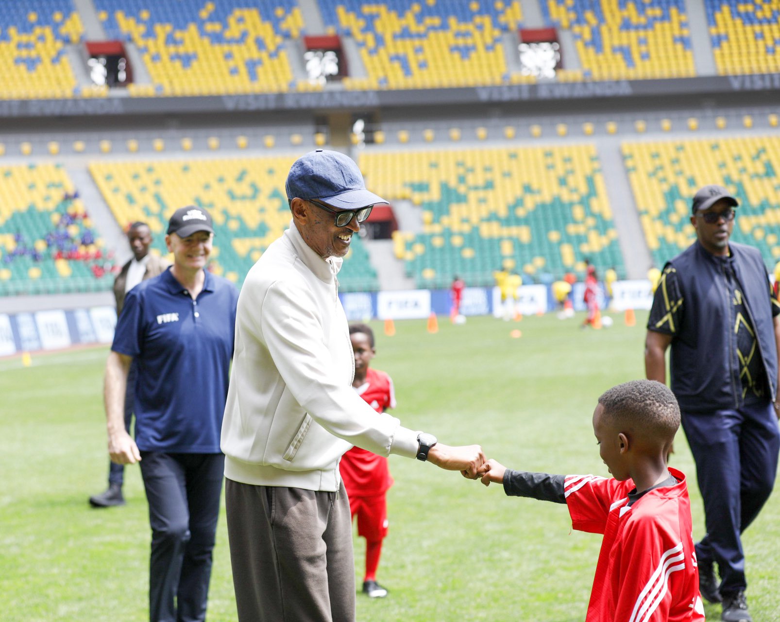 FIFA Football Festival: Paul Kagame et Gianni Infantino aux côtés de 220 jeunes au Stade Amahoro