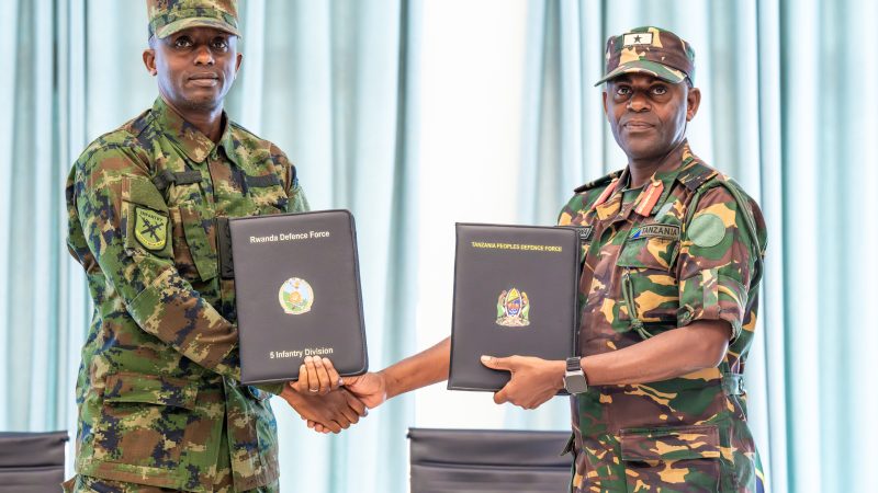 Rwanda–Tanzanie: Les forces armées renforcent leur coopération sécuritaire à Ngoma