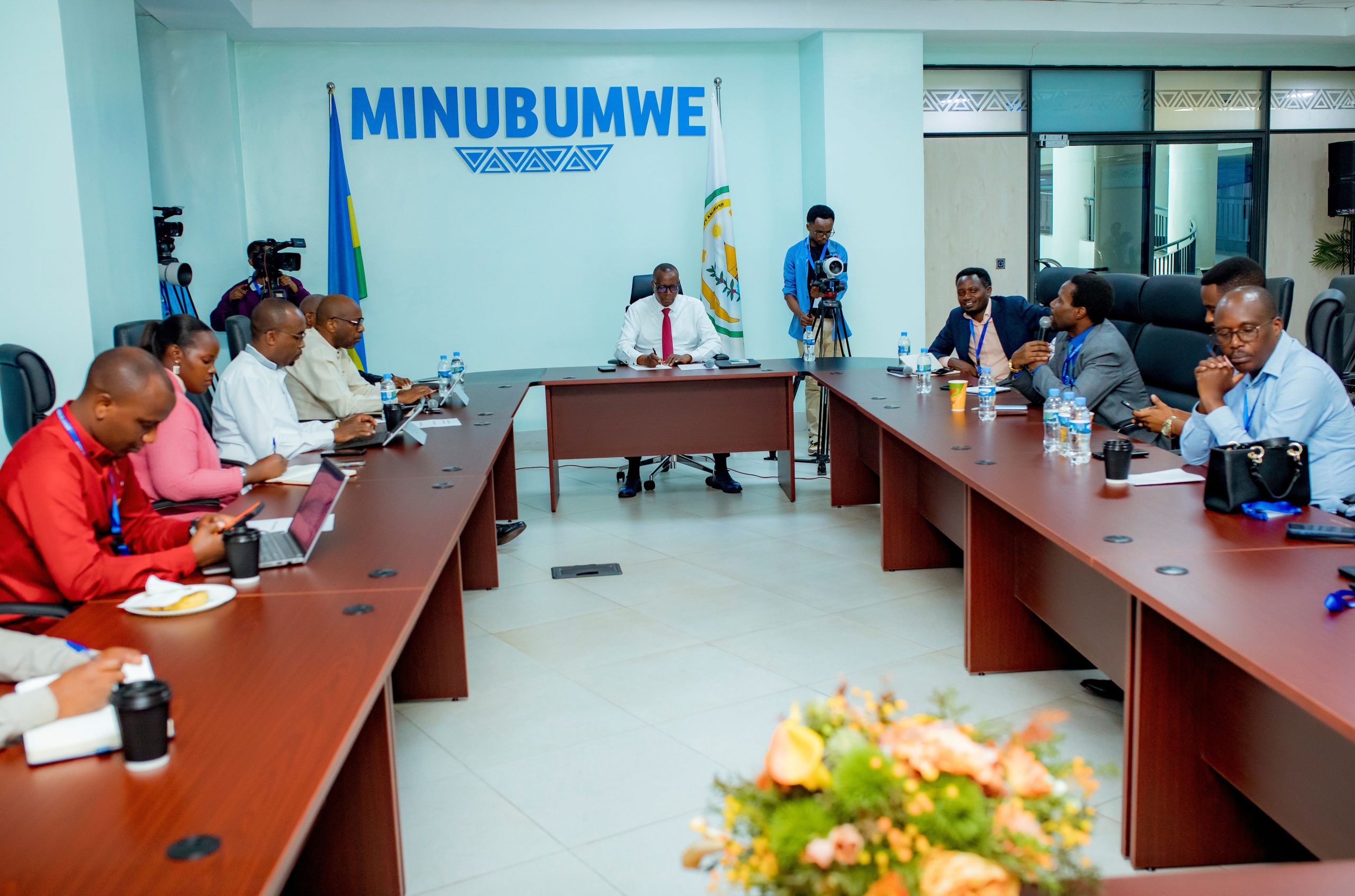 Dutabare Ikinyarwanda cyugarijwe n’ibyonnyi byinshi muri iki gihe – Minisitiri Bizimana