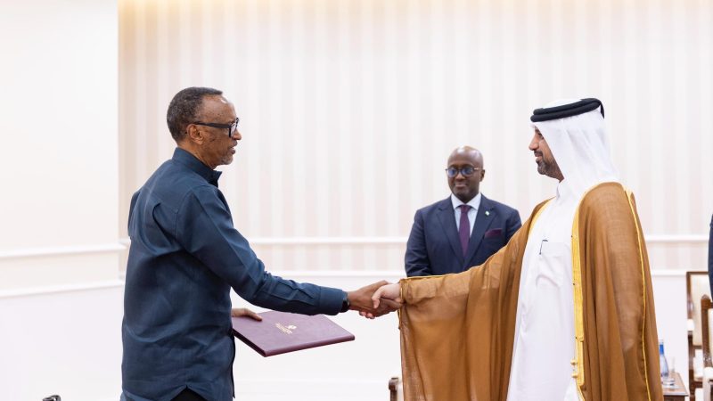 Le Président Kagame reçoit les lettres de créance des nouveaux ambassadeurs du Qatar et du Japon