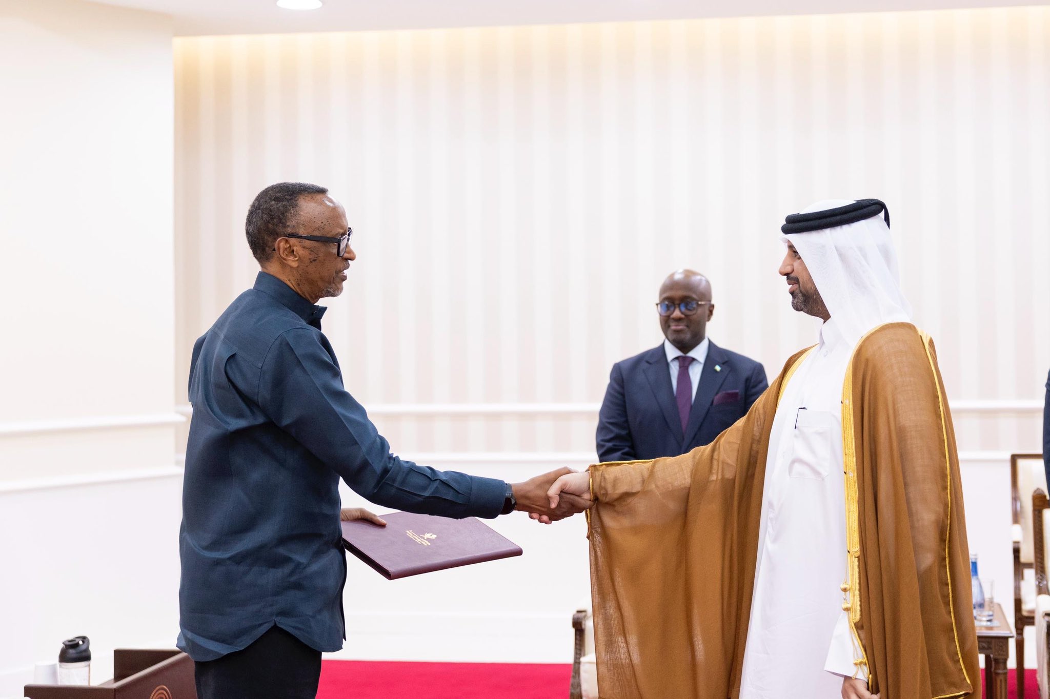 Le Président Kagame reçoit les lettres de créance des nouveaux ambassadeurs du Qatar et du Japon