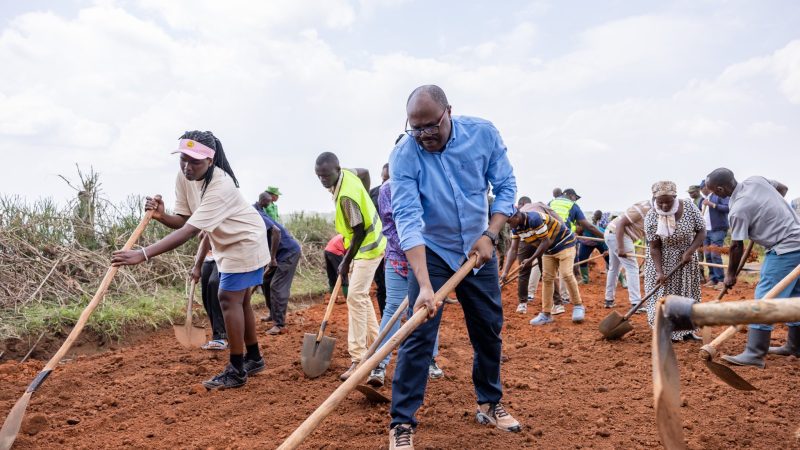 Umuganda: le Premier ministre Nsengiyumva se joint aux habitants de Gahini pour la réhabilitation d’une route de 19 kilomètres