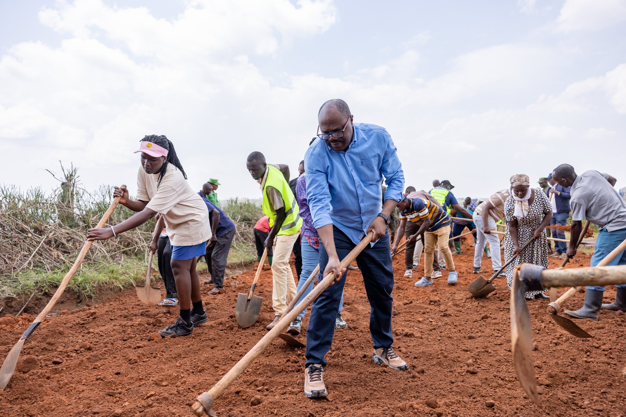 Umuganda: le Premier ministre Nsengiyumva se joint aux habitants de Gahini pour la réhabilitation d’une route de 19 kilomètres