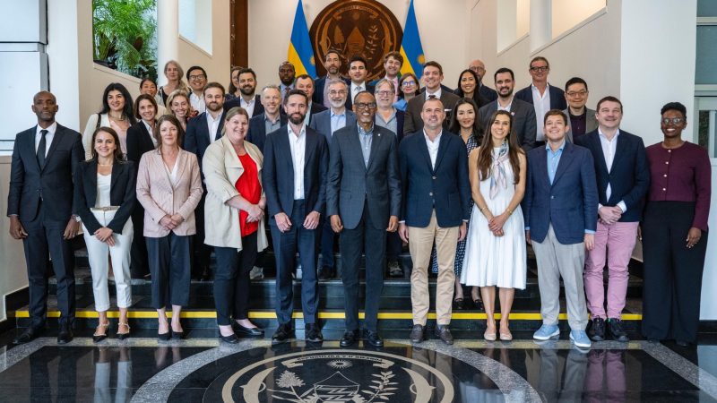 Le président Kagame reçoit les dirigeants de la Dialog Group