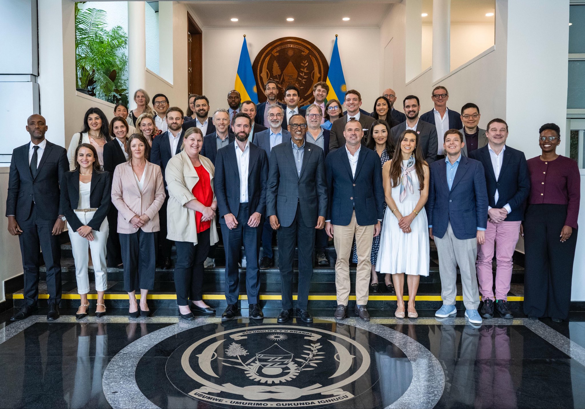Le président Kagame reçoit les dirigeants de la Dialog Group
