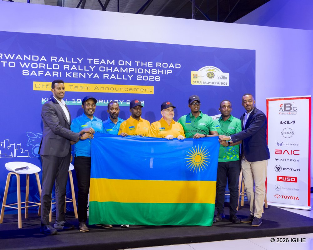 Le ministre Rwego remet le drapeau national aux équipages rwandais engagés au WRC Safari Rally 2026