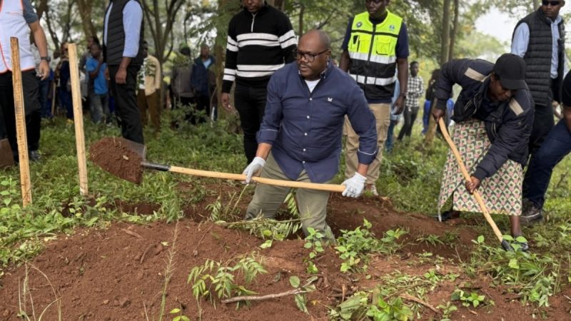 Umuganda à Kicukiro: le Premier ministre mobilise la communauté pour l’environnement et la santé