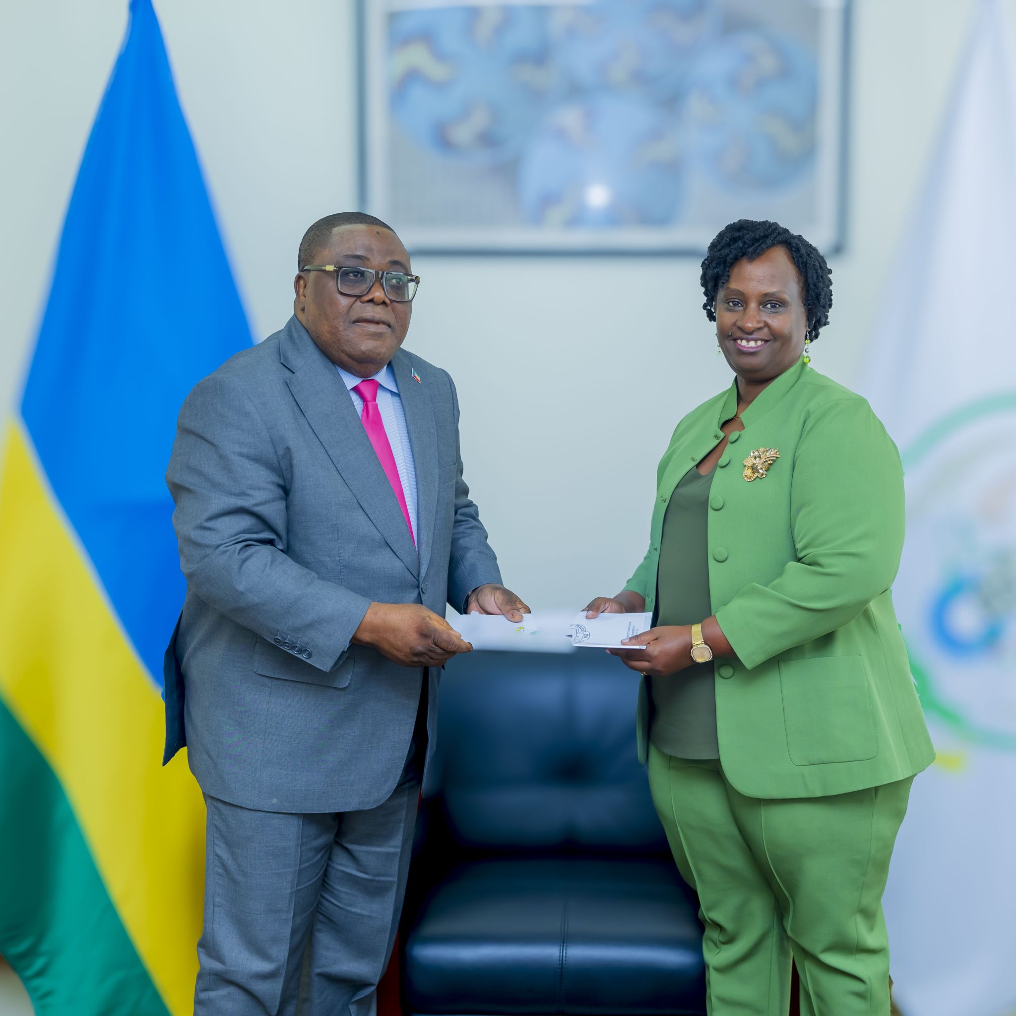 Diplomatie: Trois nouveaux ambassadeurs présentent leurs copies de ...