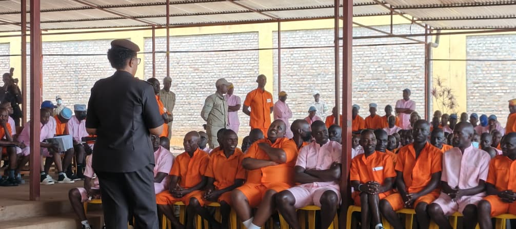 “Allez-y et intégrez-vous dans vos communautés pour contribuer à la construction du pays” – DCG Muhisoni aux détenus libérés