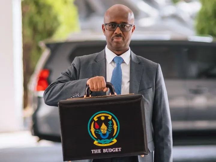 Le Parlement rwandais approuve un budget de 7 796 milliards de francs rwandais pour 2026-2027, axé sur l’agriculture, l’emploi et la stabilité économique