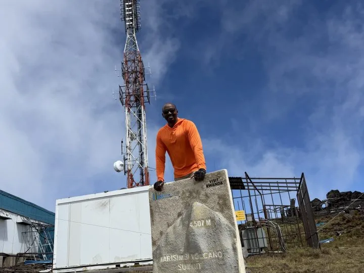 Quand la santé donne l’exemple: Le ministre Sabin Nsanzimana défie le mont Karisimbi pour ses 4 507 mètres
