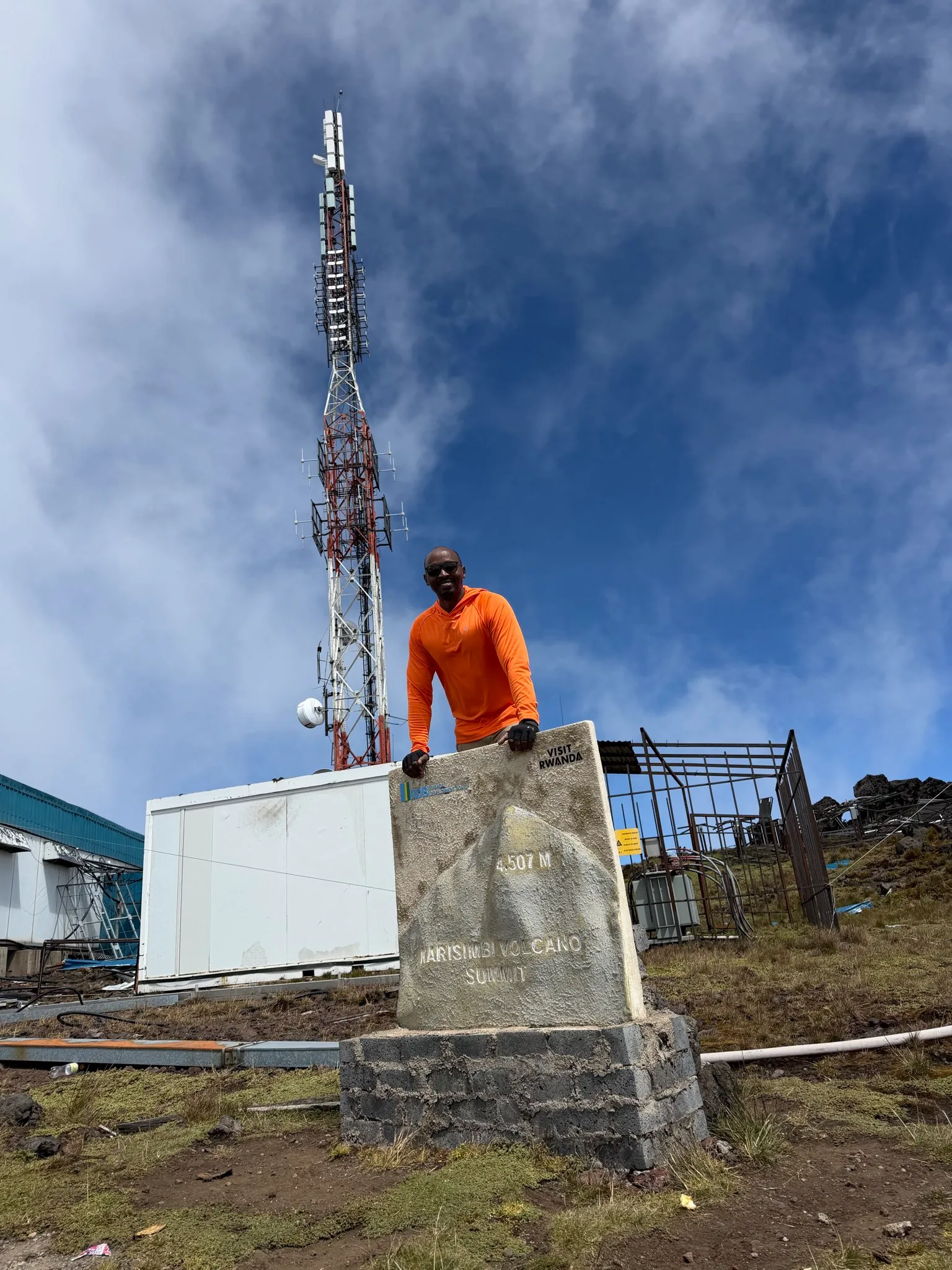 Quand la santé donne l’exemple: Le ministre Sabin Nsanzimana défie le mont Karisimbi pour ses 4 507 mètres