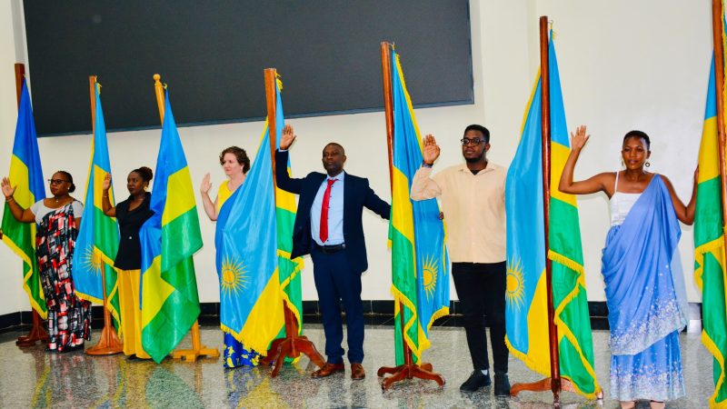 Gasabo: 27 étrangers prêtent serment et obtiennent la nationalité rwandaise