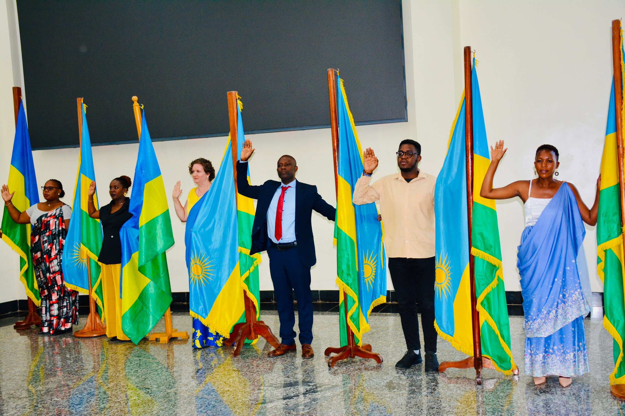Gasabo: 27 étrangers prêtent serment et obtiennent la nationalité rwandaise