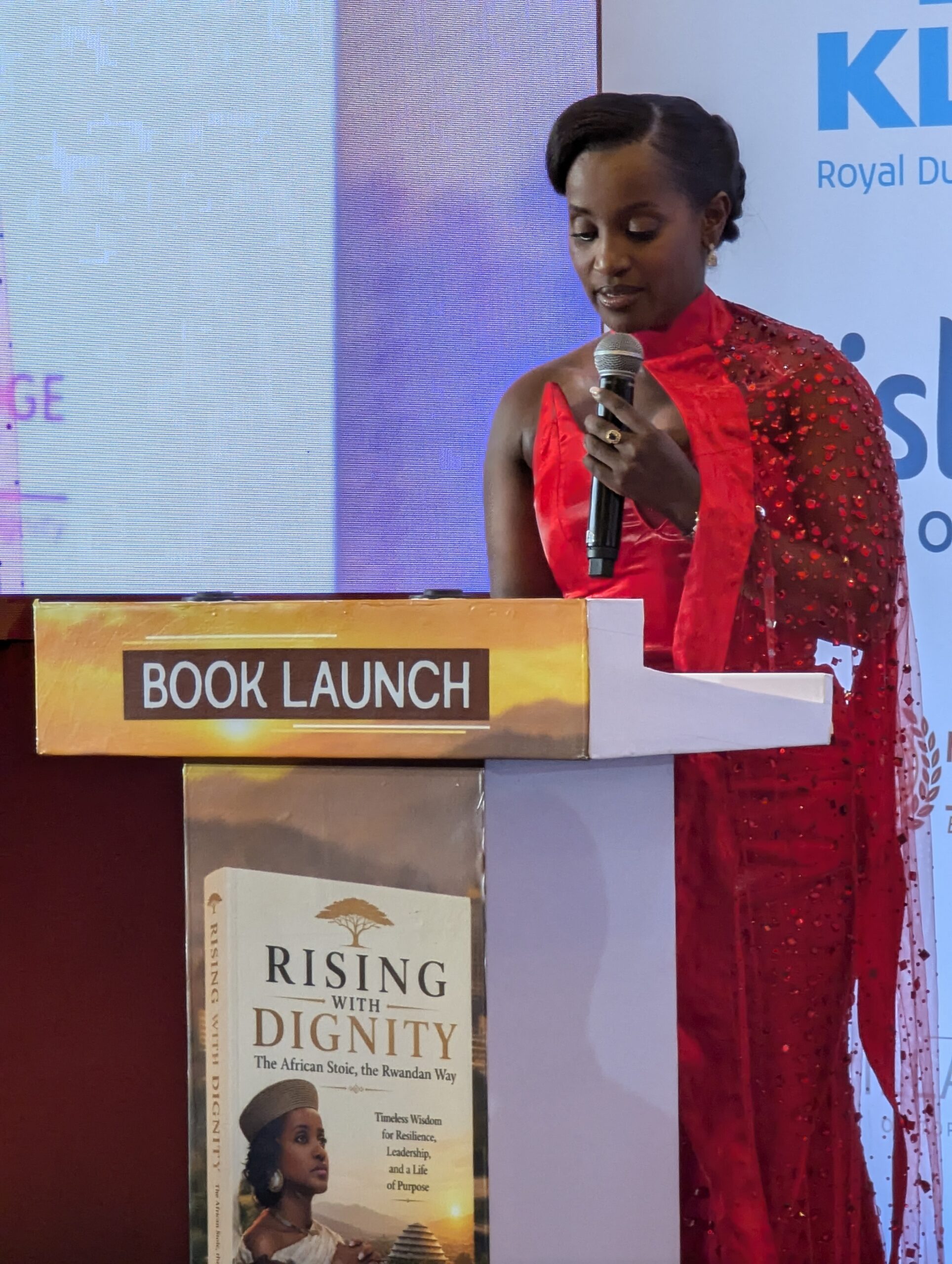 “Rising With Dignity”: Joy Uwanziga fait dialoguer stoïcisme antique et sagesse rwandaise