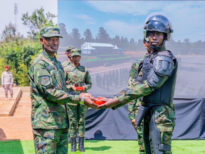Le chef d’état-major de la Défense de la RDF préside la cérémonie de remise de diplômes des cours de police militaire