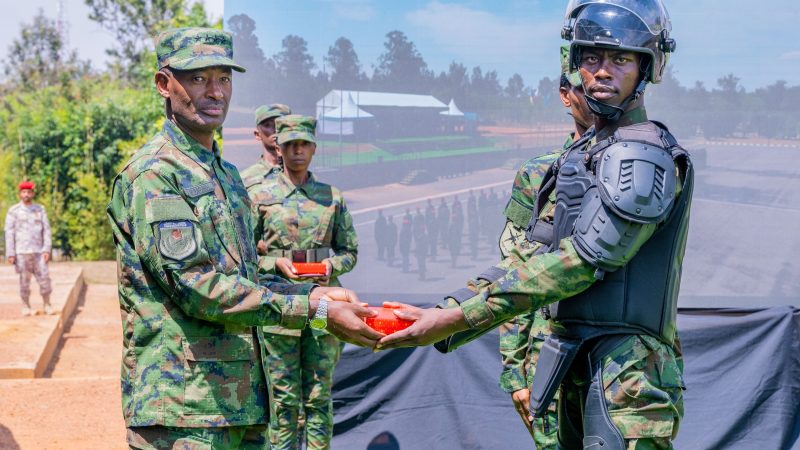 Le chef d’état-major de la Défense de la RDF préside la cérémonie de remise de diplômes des cours de police militaire