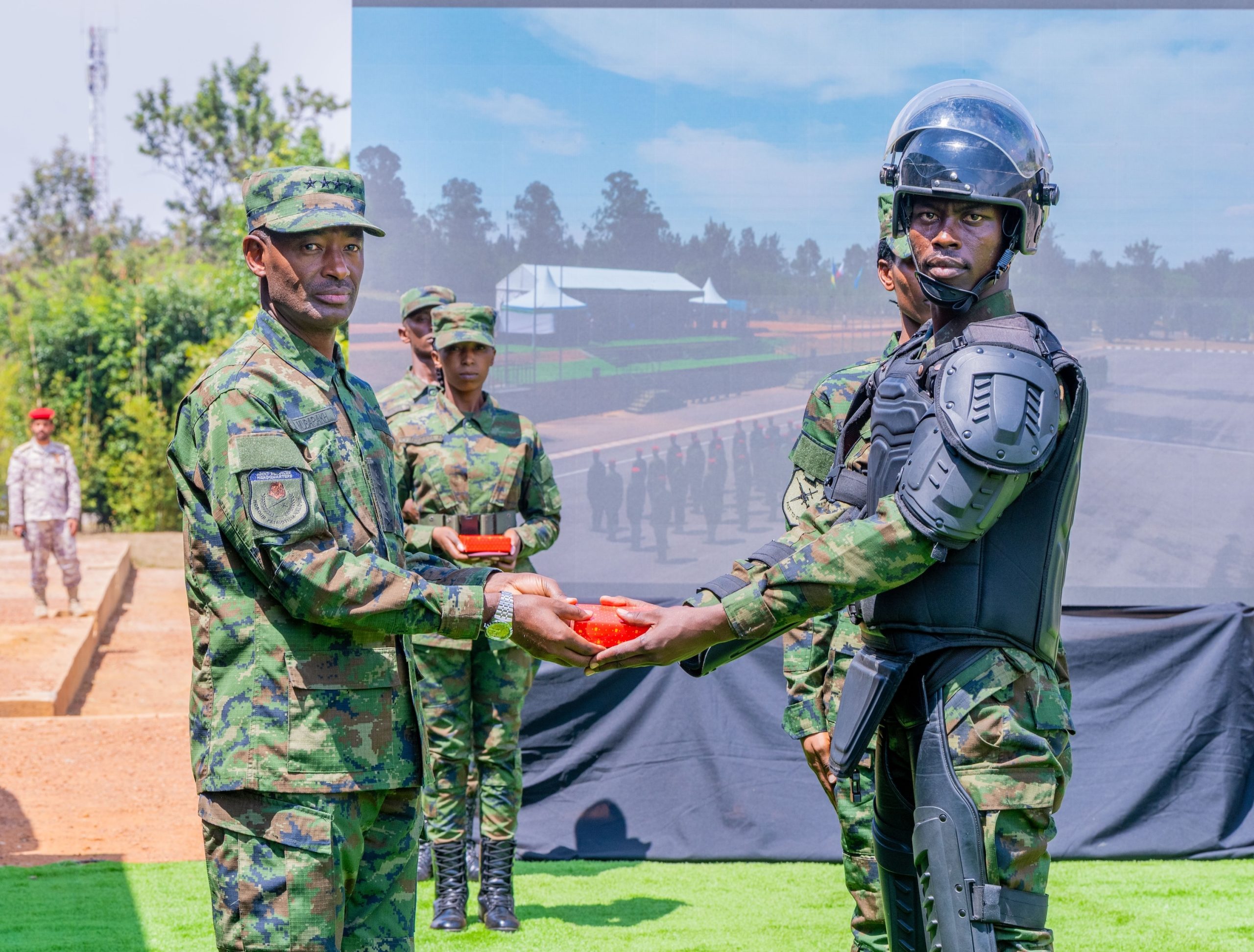 Le chef d’état-major de la Défense de la RDF préside la cérémonie de remise de diplômes des cours de police militaire