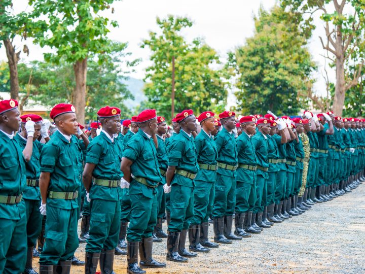 De nouvelles recrues des FACA achèvent leur formation militaire dispensée par des instructeurs de des RDF