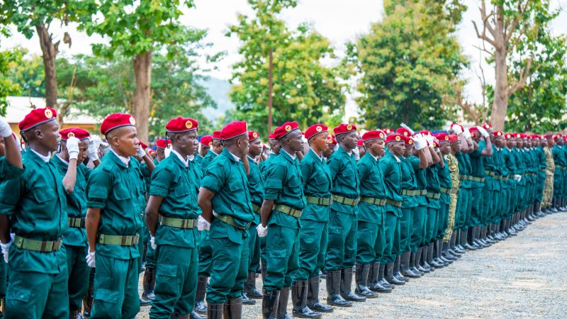 De nouvelles recrues des FACA achèvent leur formation militaire dispensée par des instructeurs de des RDF