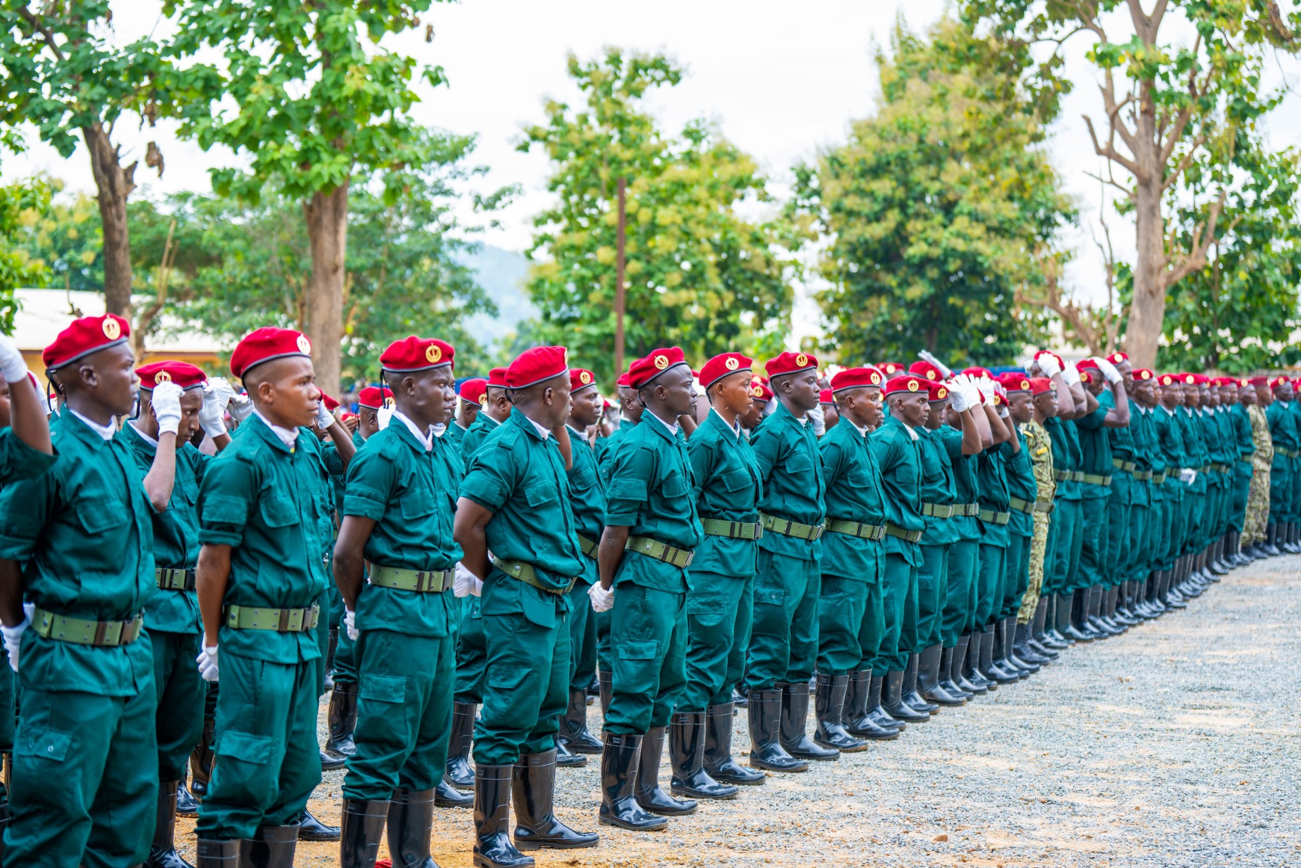 De nouvelles recrues des FACA achèvent leur formation militaire dispensée par des instructeurs de des RDF