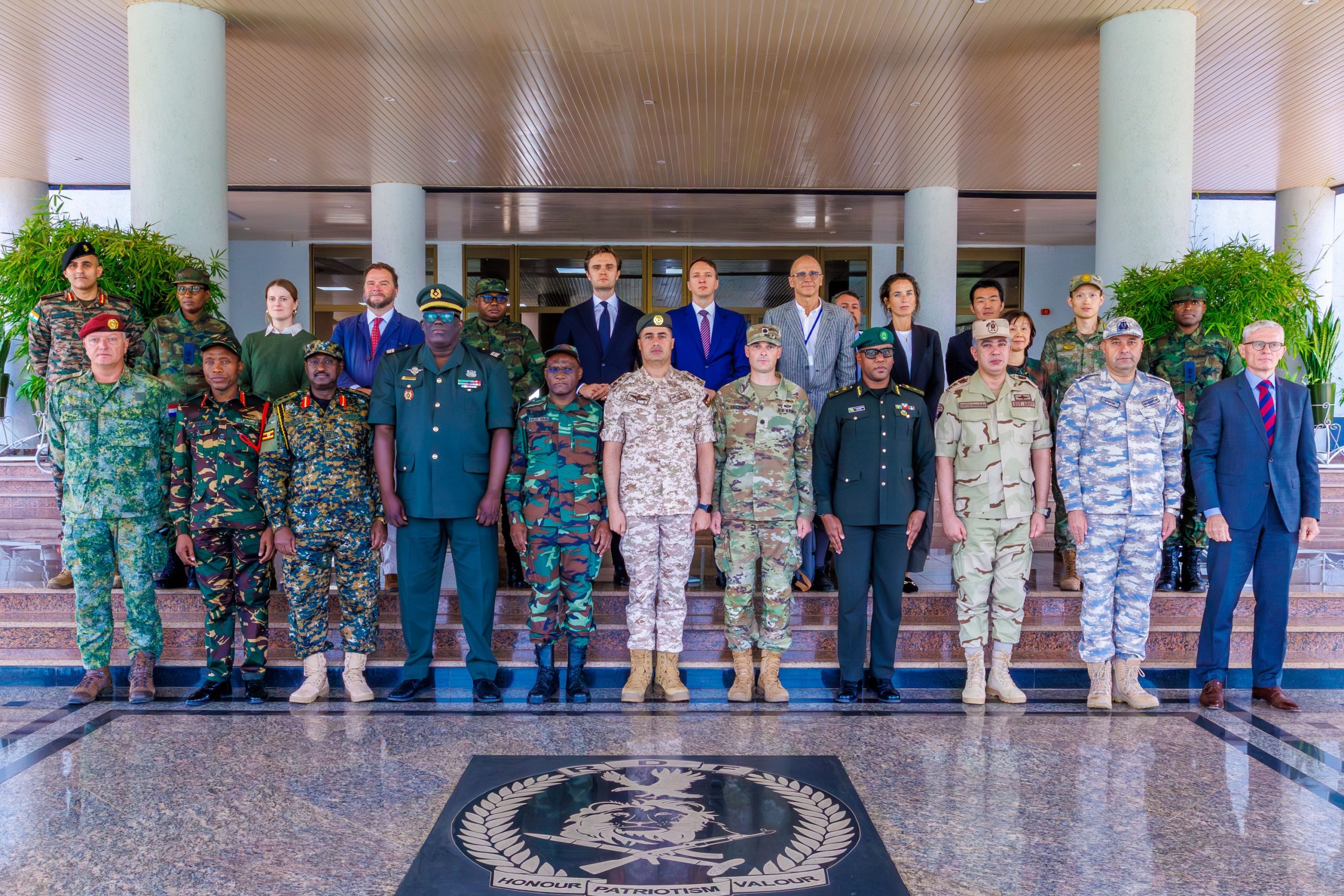 Diplomatie militaire: Le ministère de la Défense et les RDF organisent une séance d’information sur la sécurité pour les attachés de défense