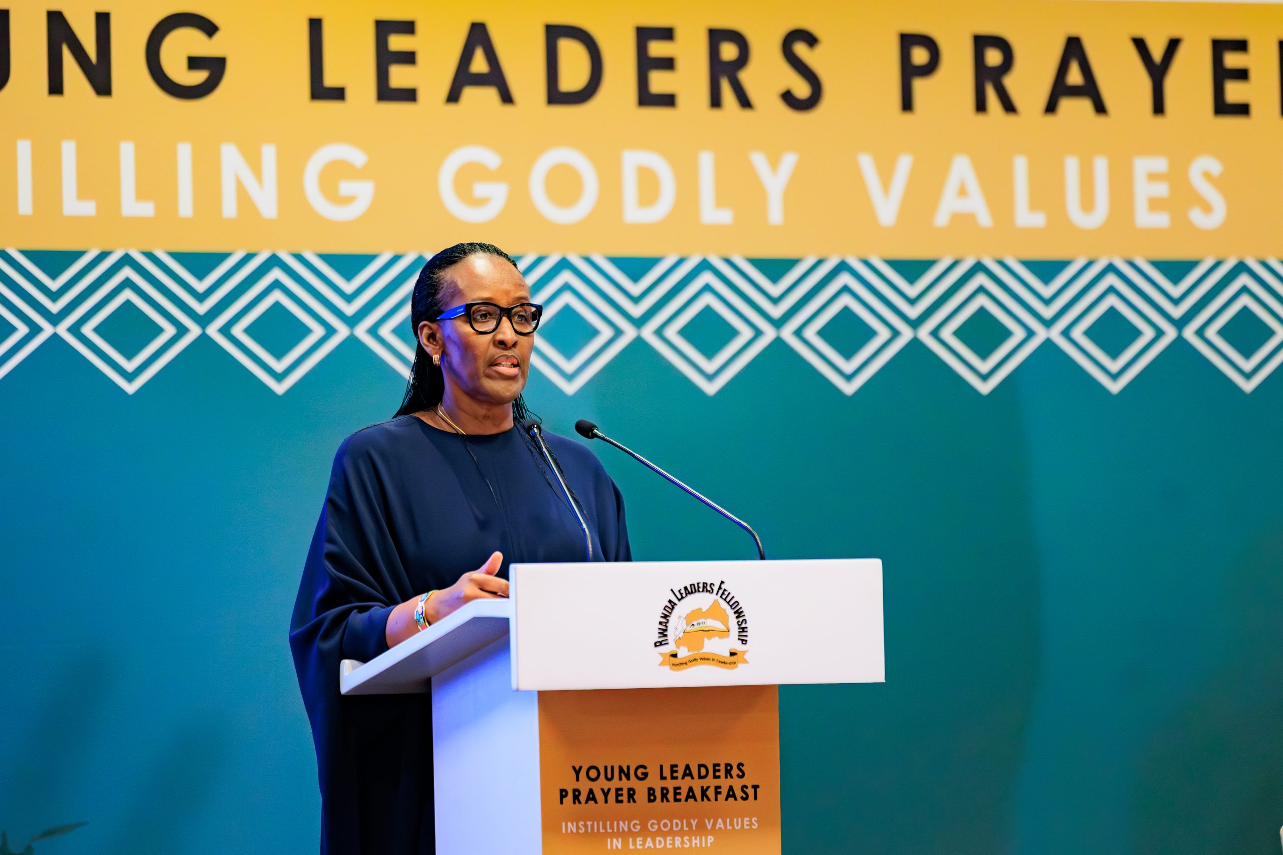 “Le Rwanda commence à la maison” – La Première Dame Jeannette Kagame appelle les jeunes dirigeants à bâtir des familles solides