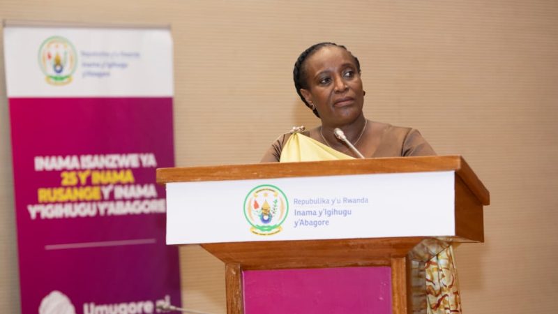 “Tituber dans la rue sous l’effet de l’alcool ne correspond pas au comportement de la femme rwandaise” – La ministre Uwimana appelle les femmes à éviter l’alcoolisme