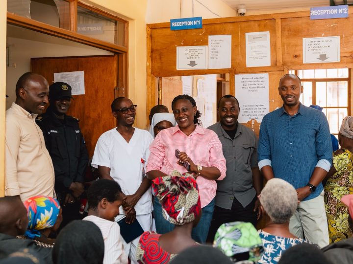 Nyanza: Le ministre de la Santé évalue les services de santé et sensibilise les jeunes contre les drogues