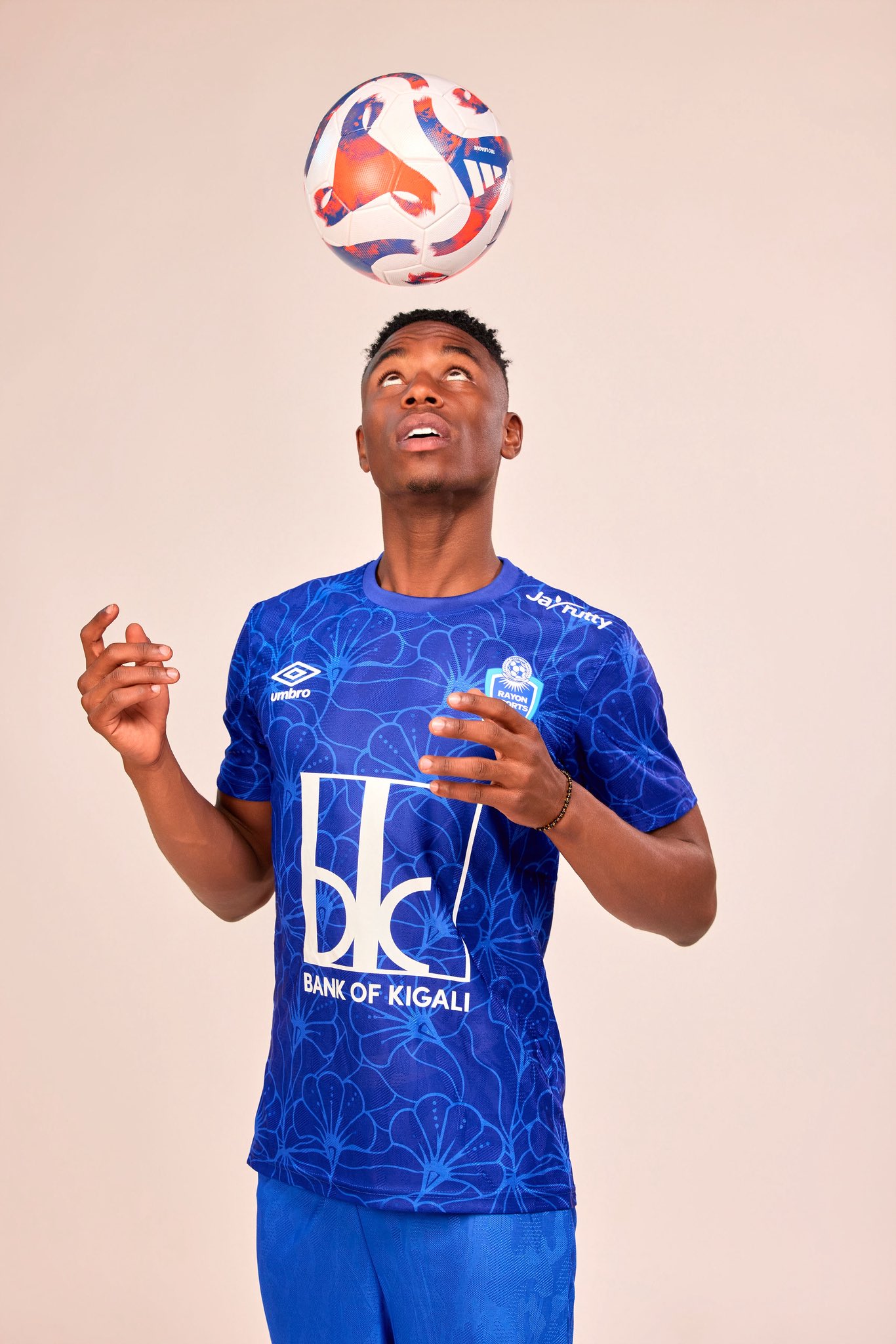 Rayon Sports dévoile ses nouveaux maillots avant son rendez-vous continental au Cameroun