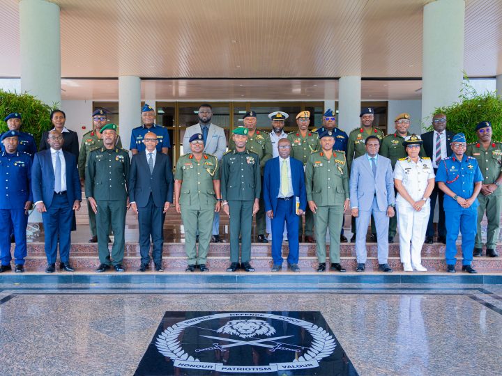 Une délégation du collège national de défense du Ghana reçue par le chef d’état-major des RDF