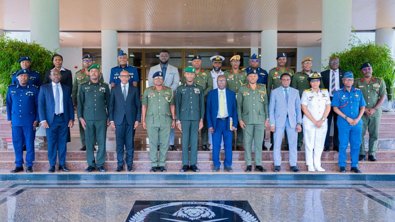 Une délégation du collège national de défense du Ghana reçue par le chef d’état-major des RDF