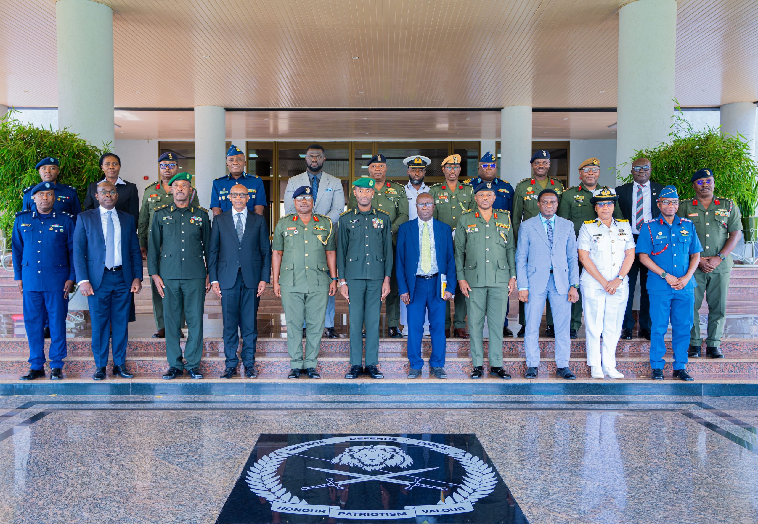 Une délégation du collège national de défense du Ghana reçue par le chef d’état-major des RDF