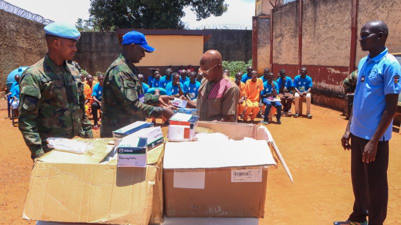 Centrafrique: des Casques bleus rwandais offrent des soins gratuits à plus de 90 détenus à Bossembele